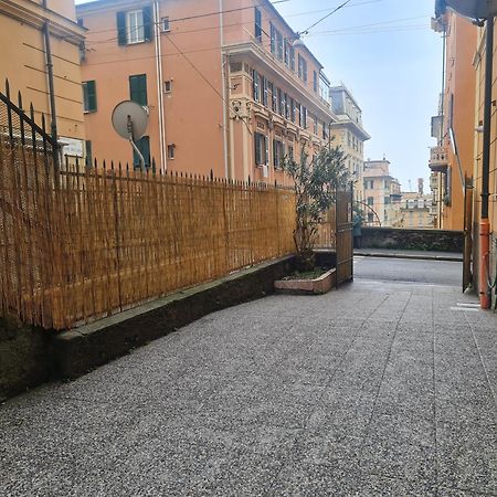 Ampio Appartamento Con 2 Posti Auto E Cortile Genua Exteriör bild