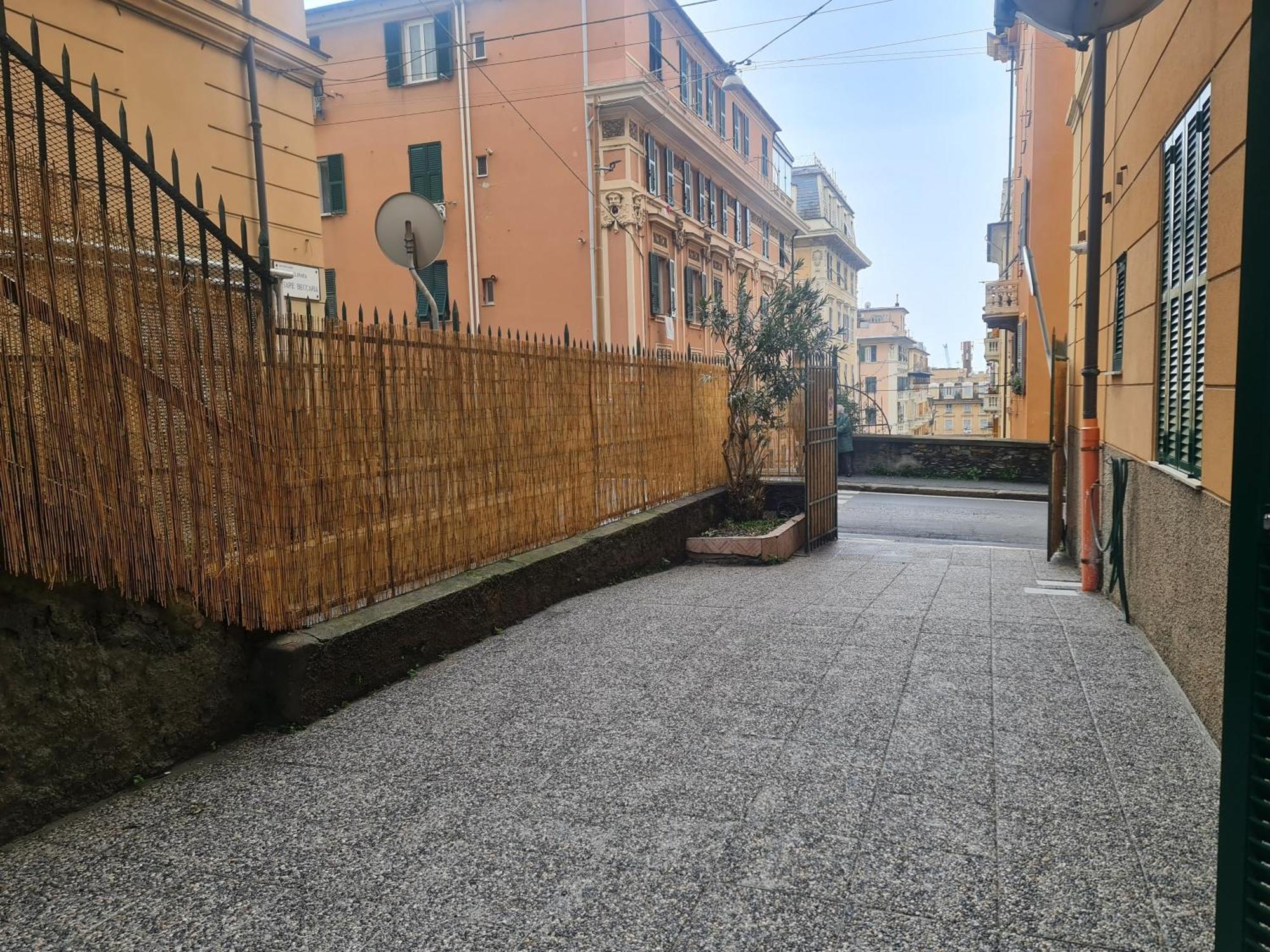 Ampio Appartamento Con 2 Posti Auto E Cortile Genua Exteriör bild