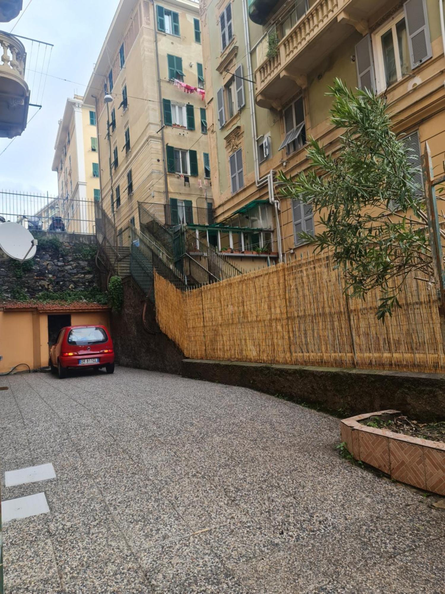 Ampio Appartamento Con 2 Posti Auto E Cortile Genua Exteriör bild